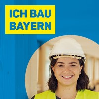 Mitarbeiterin mit Schutzkleidung und Helm auf einer Baustelle Mitarbeiterin mit Schutzkleidung und Helm auf einer Baustelle