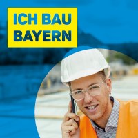 Mitarbeiter mit Schutzkleidung und Helm auf einer Baustelle Mitarbeiter mit Schutzkleidung und Helm auf einer Baustelle